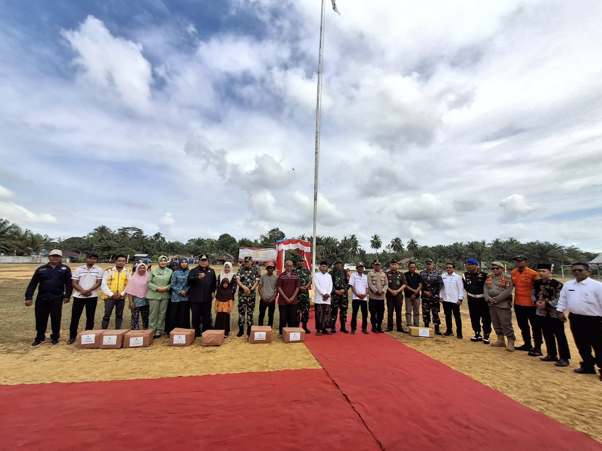 SATPOL PP MUKOMUKO MELAKSANAKAN PENGAMANAN DAN PENGAWALAN BUPATI MUKOMUKO DALAM MENGHADIRI UPACARA PEMBUKAAN TMMD KE-125 TA. 2025 KODIM 0428/MUKOMUKO